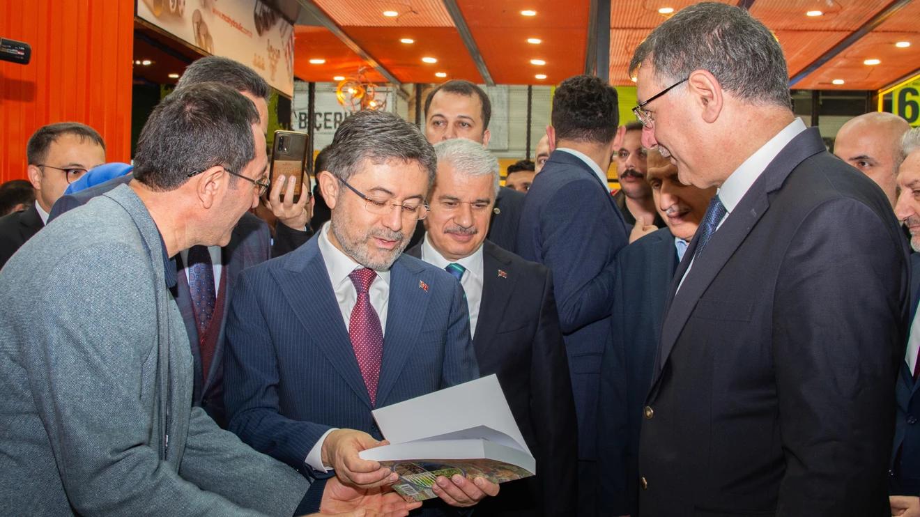 Bakan Yumaklı’dan Selçuk Üniversitesi standına ziyaret